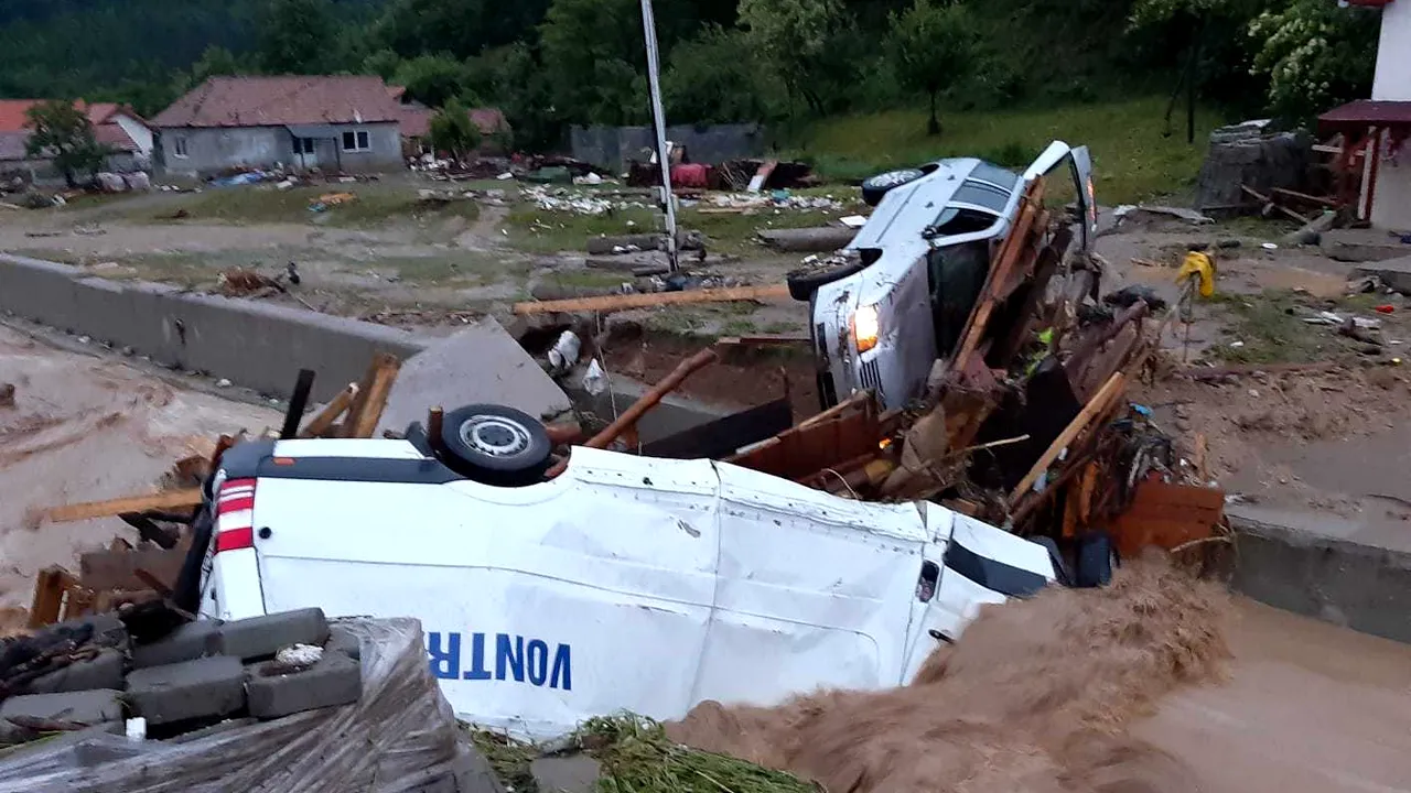 Viitura a făcut ravagii în Alba: Sute de locuințe inundate, zeci de mașini luate de apă, iar rețelele publice au fost distruse. Oamenii au primit mesaj prin RO-ALERT - FOTO