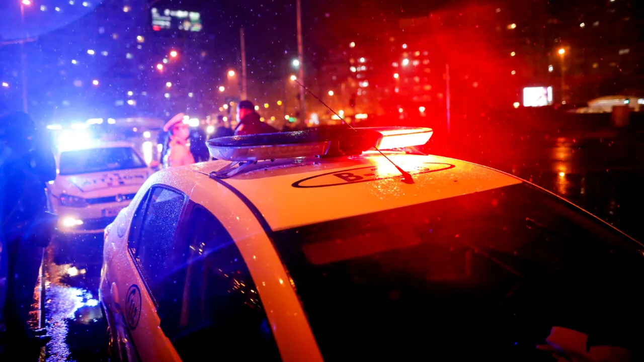 Scandal cu focuri de armă într-un bar din Bacău. Polițiștii chemați să aplaneze incidentul au fost atacați