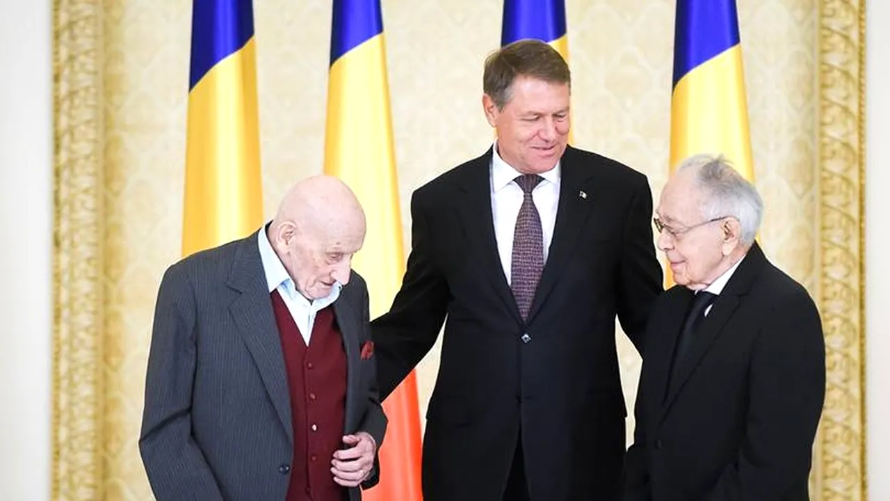 FOTOGRAFIA ZILEI. Neagu Djuvara și Mihail Șora, decorați la Cotroceni la împlinirea a 100 de ani