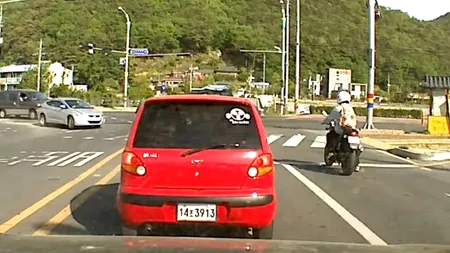 VIDEO: Ce pătește un motociclist care aștepta la semafor