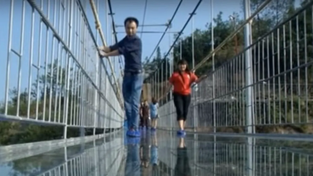 Cel mai mare pod de sticlă, inaugurat în China. Imagini spectaculoase. VIDEO