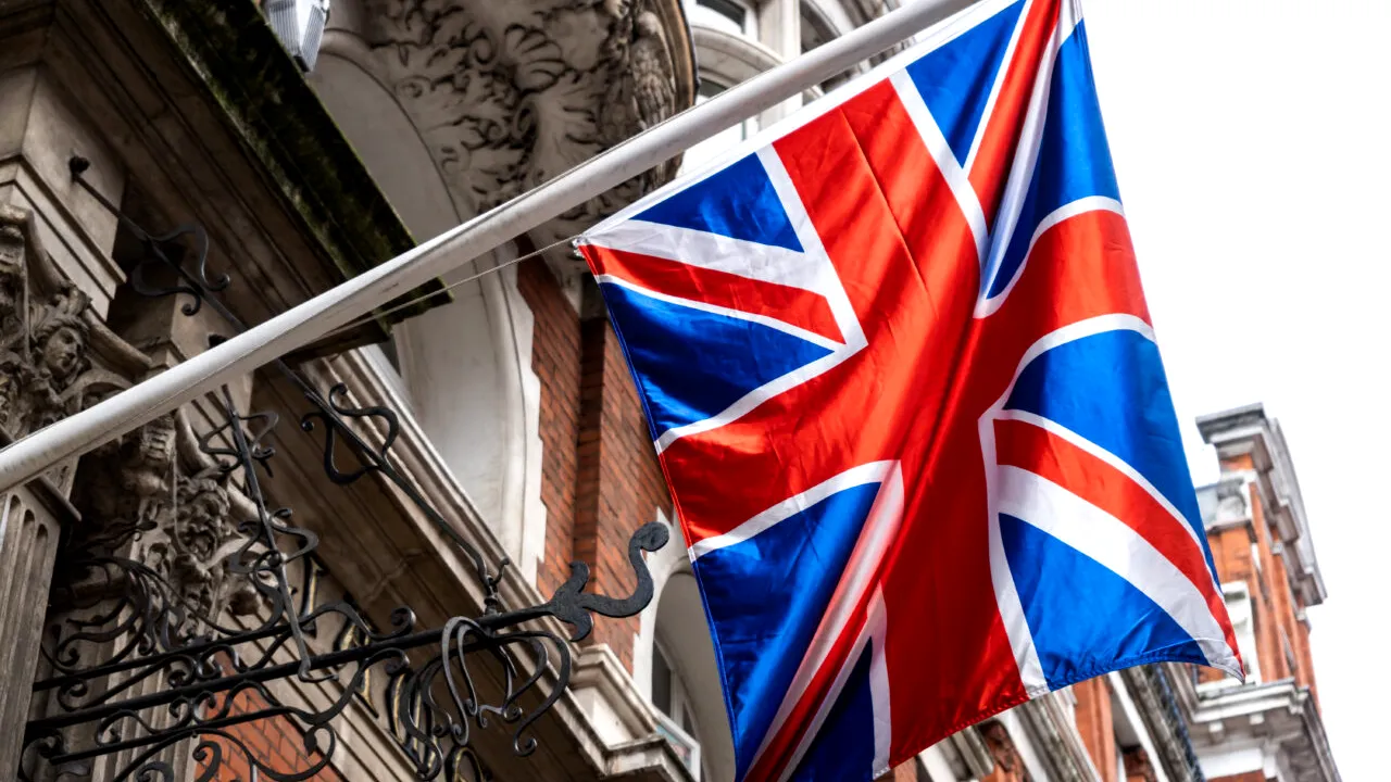 La fiecare 45 de minute, un MILIONAR a părăsit Marea Britanie, de când laburiștii au preluat puterea. Ce impact economic are „exodul” bogaților