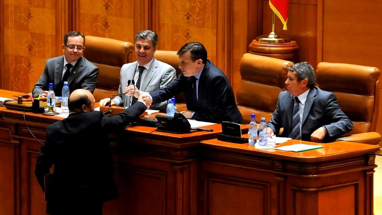 Schimb de replici între Traian Băsescu și Crin Antonescu. Ce a lăsat președintele la plecarea din Parlament