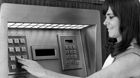Astăzi se împlinesc 46 de ani de când a fost dat în folosință primul bancomat din lume 
