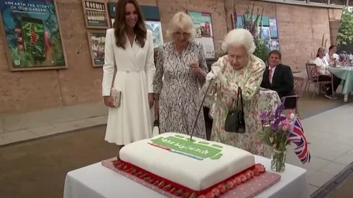 Regina Elisabeta a II-a a tăiat un tort cu sabia. Gestul ei a stârnit hohote de râs în jur (VIDEO)