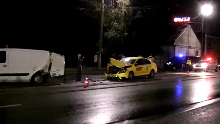„Dacă eram înăuntru, nu mai scăpam”. Șase oameni, la un pas de MOARTE. Un taximetrist beat a intrat într-o mașină a Companiei de Transport Public Iași