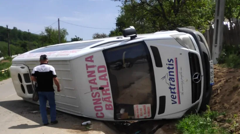 ACCIDENT AUTO. Un microbuz cu șapte pasageri s-a răsturnat pe un drum din Vaslui