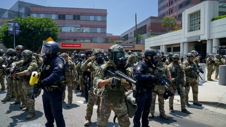 Momentul în care un reporter străin, în mijlocul protestelor din Los Angeles, este ÎMPUȘCAT de Poliție cu un glonț de cauciuc
