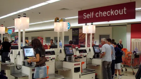 Ce mai FURĂ românii din magazine. Au încercat să treacă de casele express cu prosecco și creveți de 3000 de lei