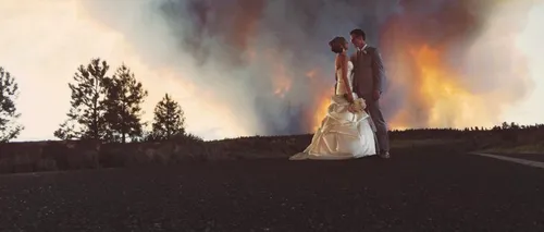 Fotografii spectaculoase de nuntă, surprinse în apropierea unui incendiu de pădure