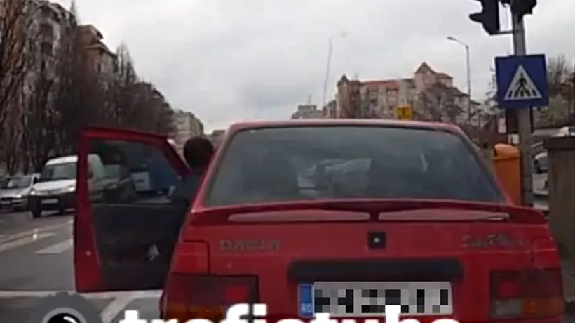 VIDEO: Momente incredibile în trafic. Cine coboară din această mașină