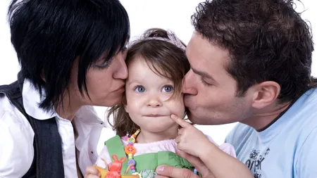 Procedurile de ADOPȚIE au fost SIMPLIFICATE. Ce stimulent FINANCIAR vor primi părinții adoptivi