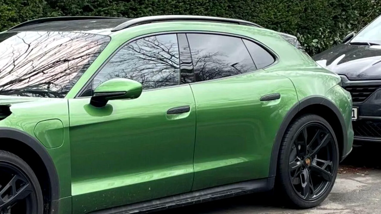 L-au deschis ca pe o conservă. E uluitor ce i-au făcut hoții unui automobil PORSCHE TAYCAN pentru a-i fura farurile