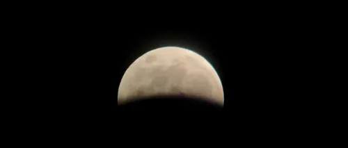 VIDEO. Superluna sângerie și singura eclipsă totală de lună din 2021 au avut loc miercuri la ora prânzului 