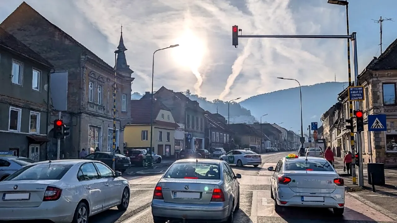 Zeci de șoferi nedumeriți din cauza semafoarelor inteligente din Brașov: „Cum funcționează acest radar?”