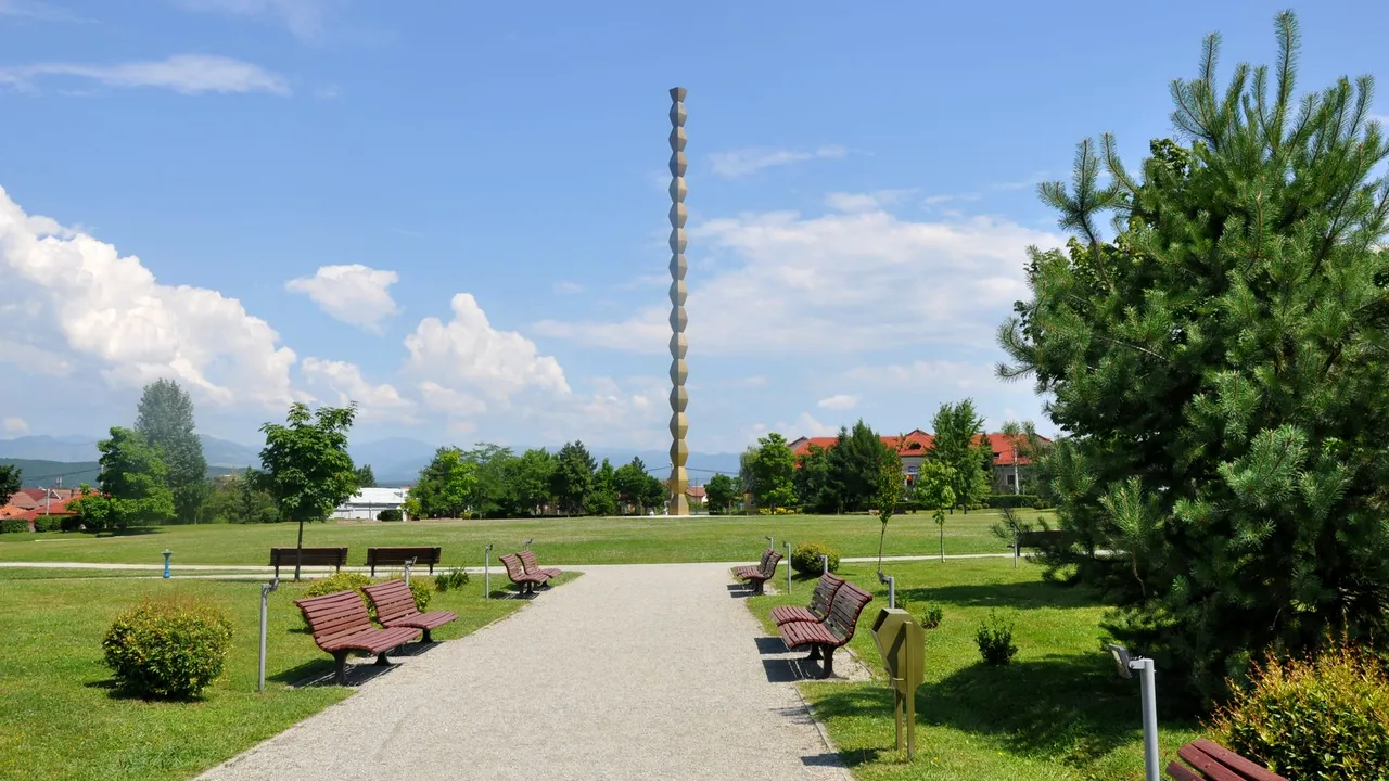 O altă adolescentă s-a apucat să scrie pe Coloana Infinitului. Cuvântul care i-a adus un dosar penal 

