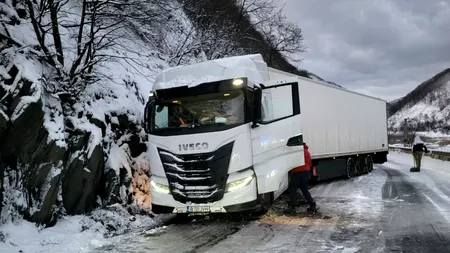 Circulaţia a fost reluată pe Valea Oltului, dar se desfăşoară cu dificultate. Un autocamion a blocat deszăpezirea pentru câteva ore
