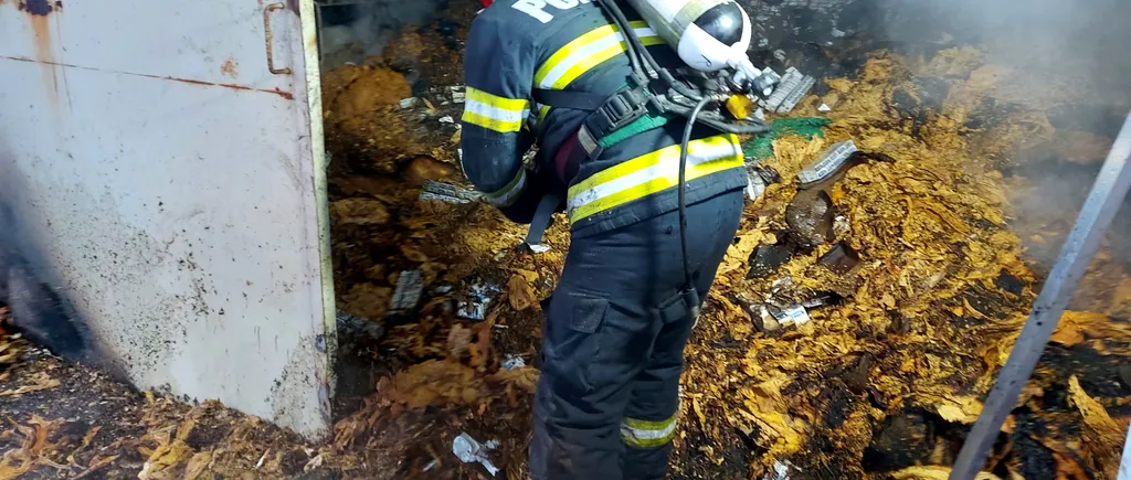 FOTO-VIDEO | Incendiu puternic în Vama Giurgiu. Ard depozite în care se află tutun, cartușe de țigări, textile și încălțăminte