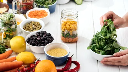 Alimentele considerate periculoase de medicii neurologi. Mulți români le consumă zilnic