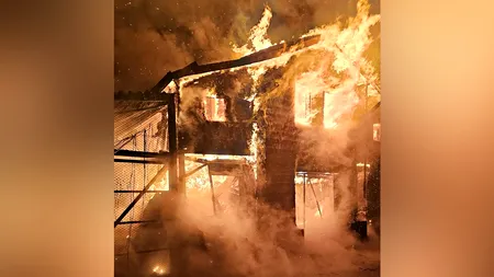 FOTO: Tragedie în Dâmbovița. Doi oameni găsiți carbonizați, în casa cuprinsă de flăcări.
