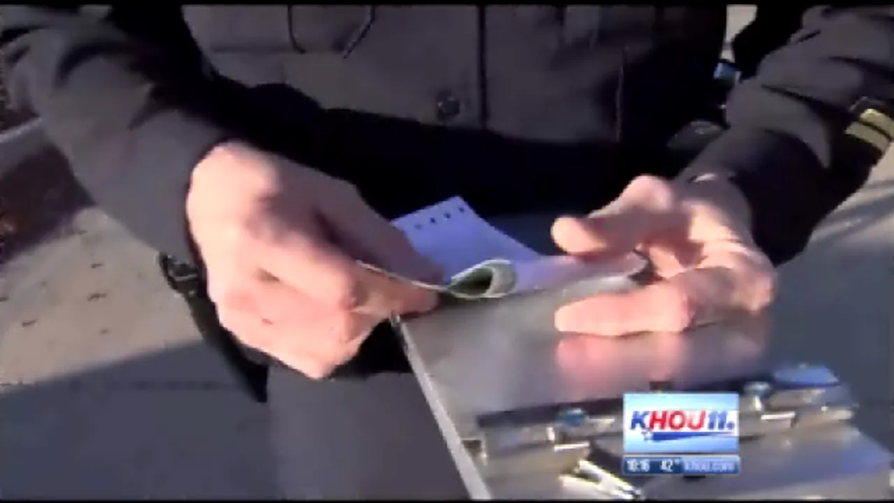 Gestul impresionant al unui polițist american. L-a amendat, dar l-a și ajutat 