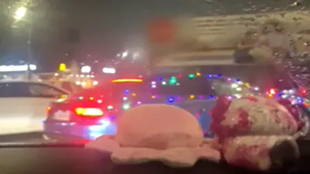 Ce a pățit un șofer din Argeş, după ce şi-a împodobit maşina cu luminiţe de Crăciun. Polițiștii l-au oprit imediat în trafic