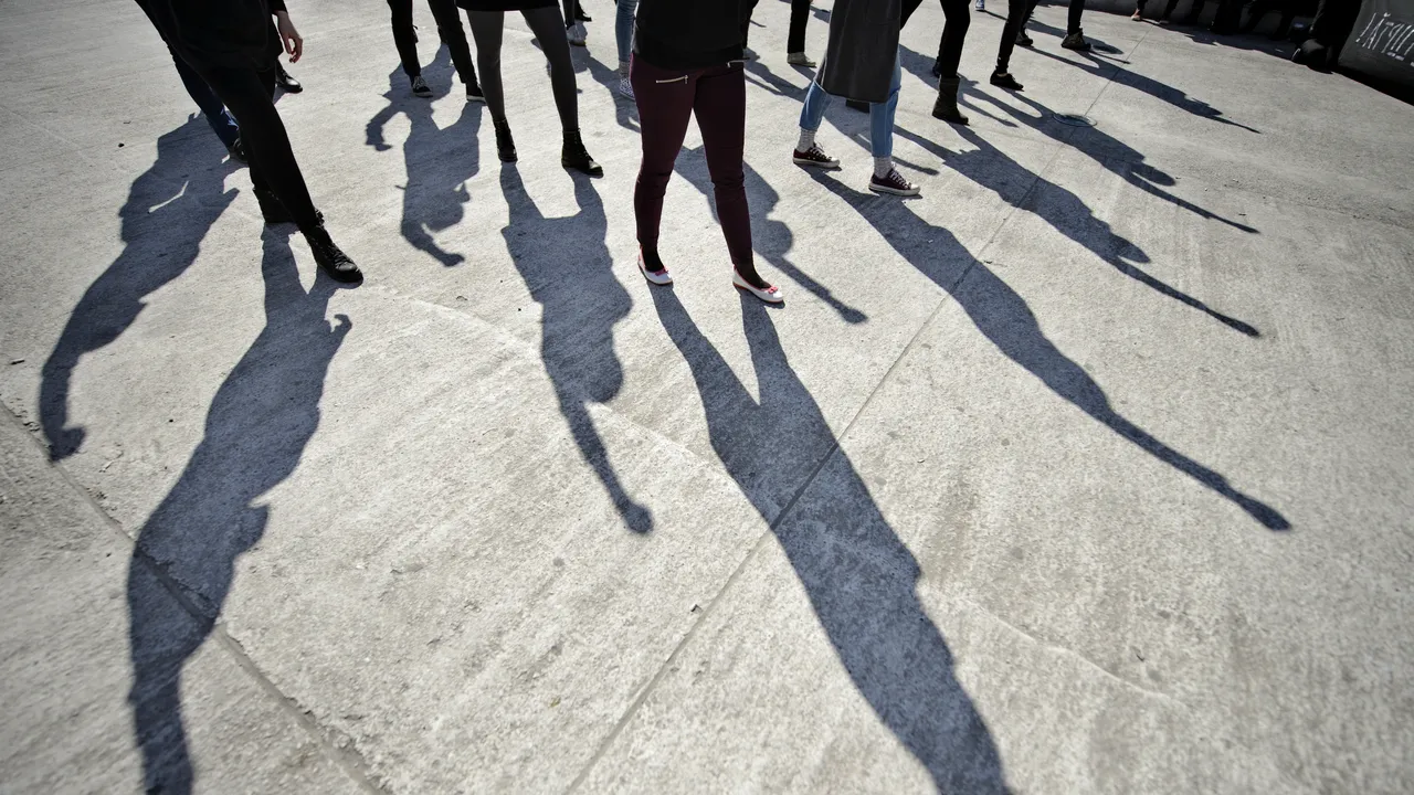 Aproape 500.000 de românce suferă de „boala femeilor neiubite