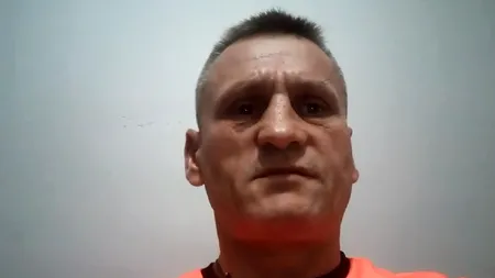 VIDEO| Mărturia unui tată plecat la muncă în străinătate care și-a găsit fetițele, aflate într-un centru, vaccinate împotriva voinței lui: „Mi-au spus că le doare spatele și umărul”