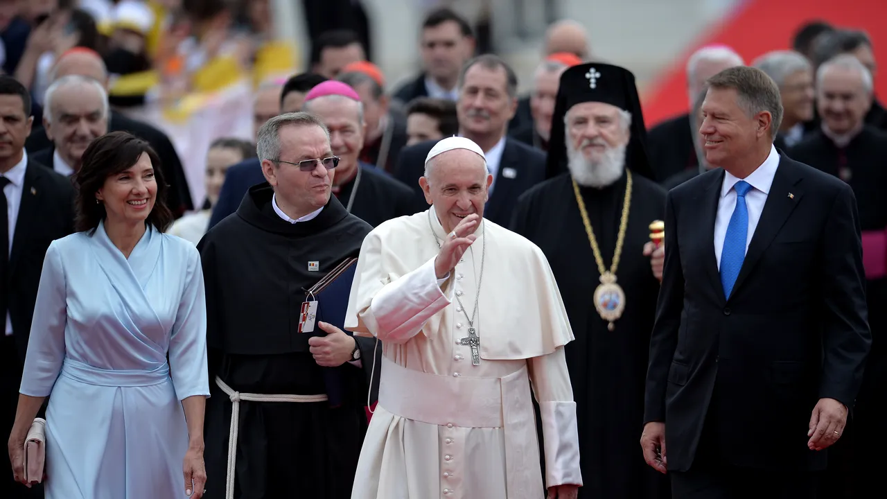 Copil: I-aș spune că-l iubesc, doar că i-aș spune în italiană / Bunică: Parcă mă simt așa, binecuvântată. Cum au văzut miile de români vizita Papei Francisc - VIDEO