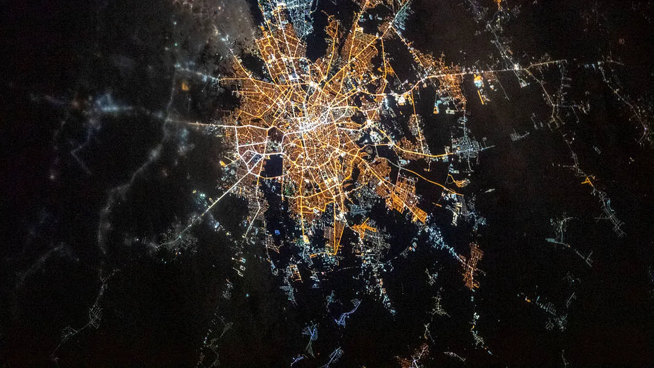 Imaginea spectaculoasă cu Bucureștiul văzut noaptea din spațiu s-a viralizat