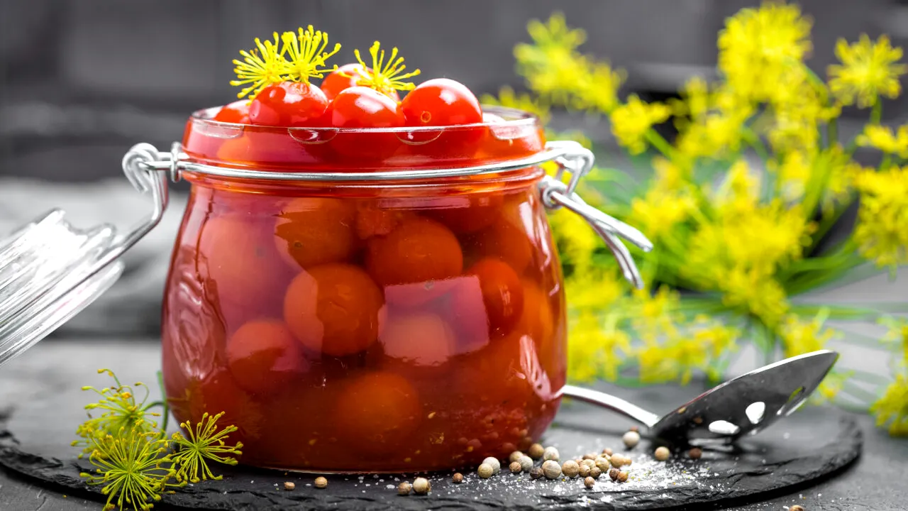 Cum prepari roșii la borcan pentru a le menține gustul de vară în timpul iernii. REȚETA autentică, fără sare sau conservanți