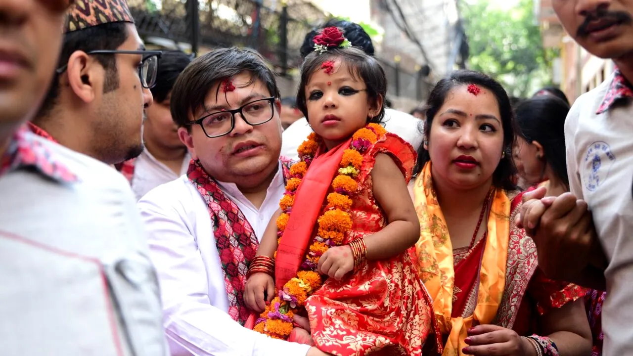 Kumari, fetița ZEIȚĂ întruchipată la care se prosternează nepalezii. Cum sunt alese micuțele din Himalaya pentru a fi temporar venerate