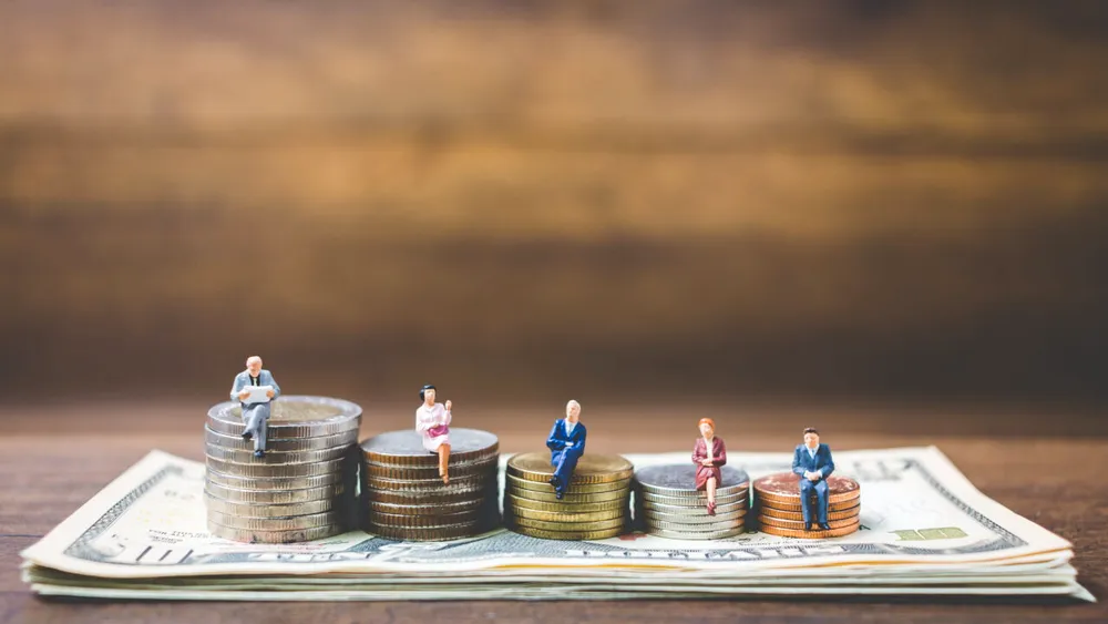 Mai mulți bani pentru unii angajați. Cum se calculează majorarea salariului minim brut de la 1 iulie 2026. Cât ia statul