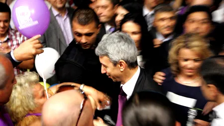 S-AU CĂLCAT ÎN PICIOARE pentru FULARE. Sute de oameni s-au înghesuit și au devastat corturile electorale ale lui Dan Diaconescu, fără să mai aștepte încheierea concertului electoral