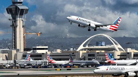 A sărit din avionul care se pregătea de decolare. Cine este pasagerul care a dat alerta pe cel mai mare aeroport din Los Angeles