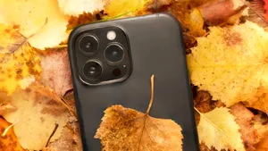 Experiență inedită trăită de un parașutist britanic. Și-a scăpat iPHONE-ul într-un salt la 3.000 de metri. A rămas șocat când l-a regăsit