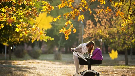 Incredibil ce i-a făcut o BONĂ unei fetițe de 2 ani, în parc, sub privirile indignate ale trecătorilor! „Ca mamă, a fost greu să privesc”