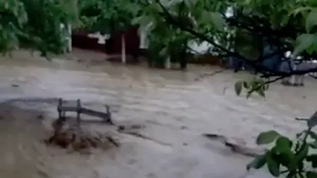 Momentul în care viitura intră într-o comună din Alba și mătură totul în cale. Imagini surprinse de localnici - VIDEO