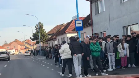 Cozi incredibile pentru o șaorma gratis. Sute de oameni au stat ore bune încolonați și aproape că au blocat circulația pe o stradă din Brașov