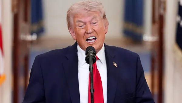 „Taci!”. Trump, replică dură la adresa unei jurnaliste care l-a întrebat despre excluderea presei critice: „Accesul la Casa Albă este un privilegiu, nu un drept”