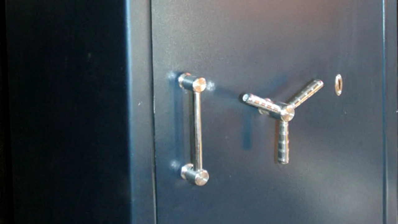 Noroc-chior pentru un turist. A ghicit din prima cifrul unui seif care era închis de 40 de ani. Șansele: 1 la 216.000