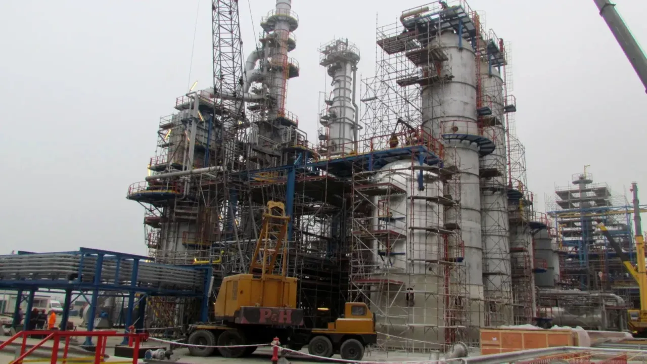 Angajații de la Petromidia Năvodari au ieșit în stradă. Ce revendicări au salariații de la cea mai mare rafinărie din România