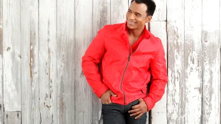 Cântărețul Jon Secada, dat în judecată de una dintre menajerele sale