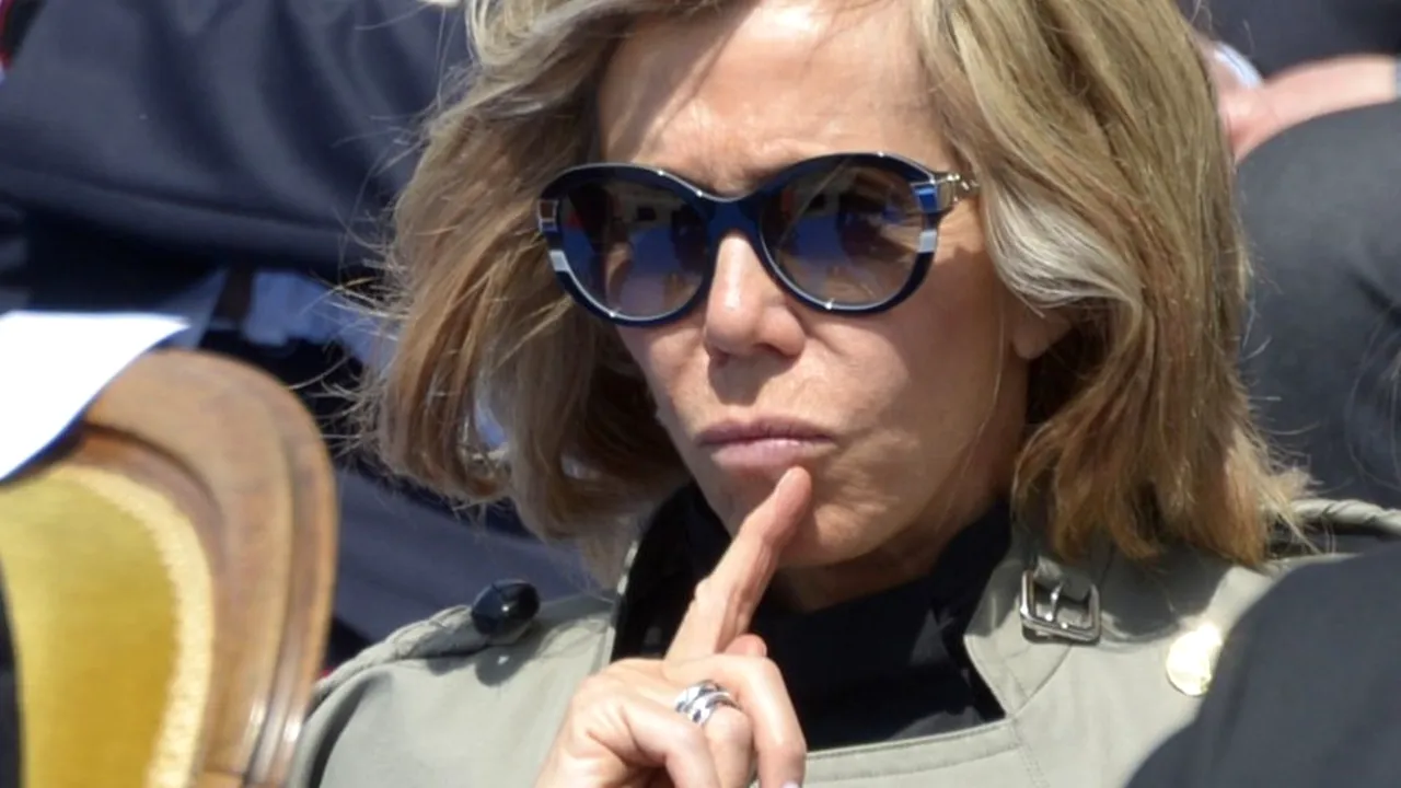 Macron îi ia apărarea soției, deranjat de obsesia presei pentru Briggite