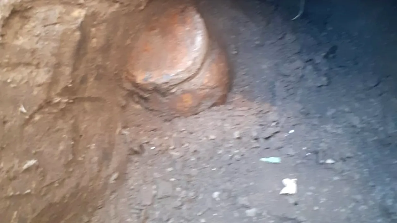 Cum a reacționat un botoșănean, după ce a descoperit un PROIECTIL în fața casei sale. Bărbatul săpa o groapă pentru a planta un copac