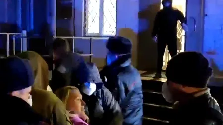 IMAGINI TULBURĂTOARE cu medicul ARESTAT în Rusia după ce a DEZVĂLUIT că guvernul rus a FALSIFICAT statisticile privind COVID-19