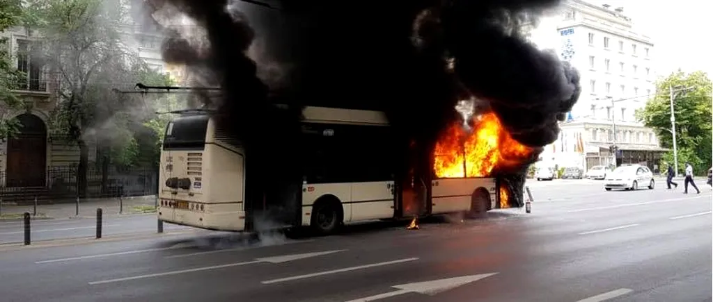 REACȚIE. Un troleibuz a ars ca o torță în centrul Bucureștiului. Gabriela Firea: „E strigător la cer. Sper ca cei care blochează licitațiile să vadă această imagine”