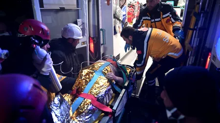 VIDEO | Încă există minuni în Turcia! O bătrână de 77 de ani a fost salvată după 212 ore de la cutremur