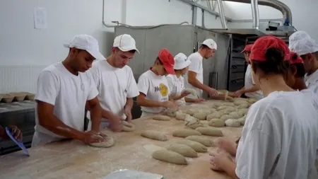 A renunțat la droguri pentru a face pâine. Cine sunt tinerii de lângă Ploiești care hrănesc 400 de orfani 