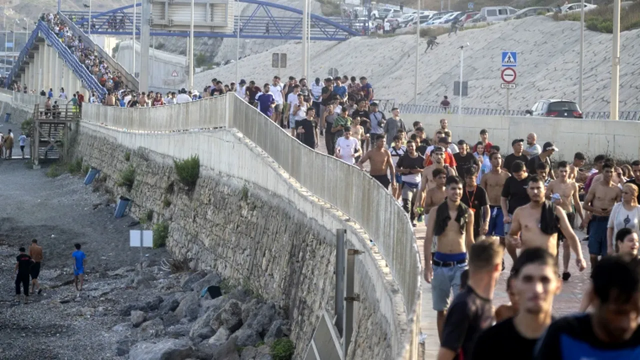 O nouă criză la porțile Europei. Peste 100 de migranți care încercau să pătrundă în enclava spaniolă Ceuta, reținuți de autoritățile din Maroc